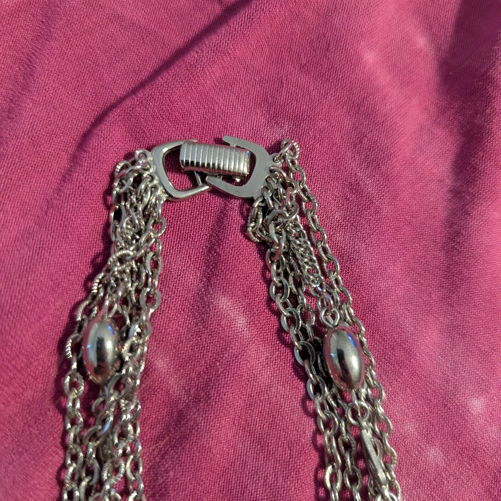 Elegant Silver Beaded Necklace_4